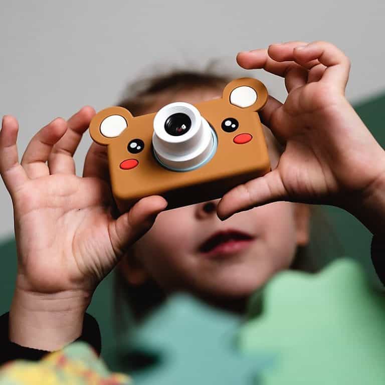 Read more about the article „Kövesd a gyermeket” – A fényképezés Montessori szemével